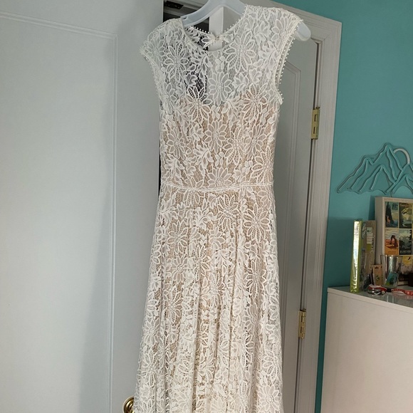 Lace dress - Picture 2 of 3